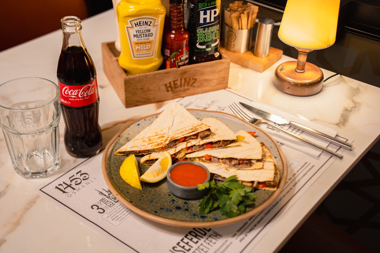 ETLİ QUESADİLLA - 150gr bonfile, mantar, kapya ve carliston biber, meksika fasulyesi, cheddar ve kaşar peyniri, barbekü sos