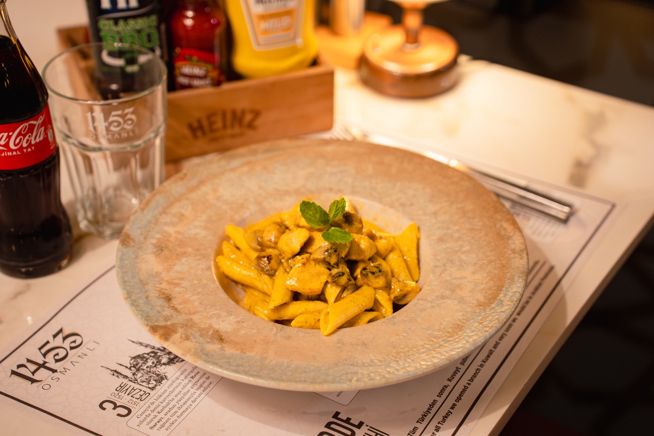 KÖRİ SOSLU MAKARNA - Köri soslu penne makarna, tavuk eti, mantar, krema