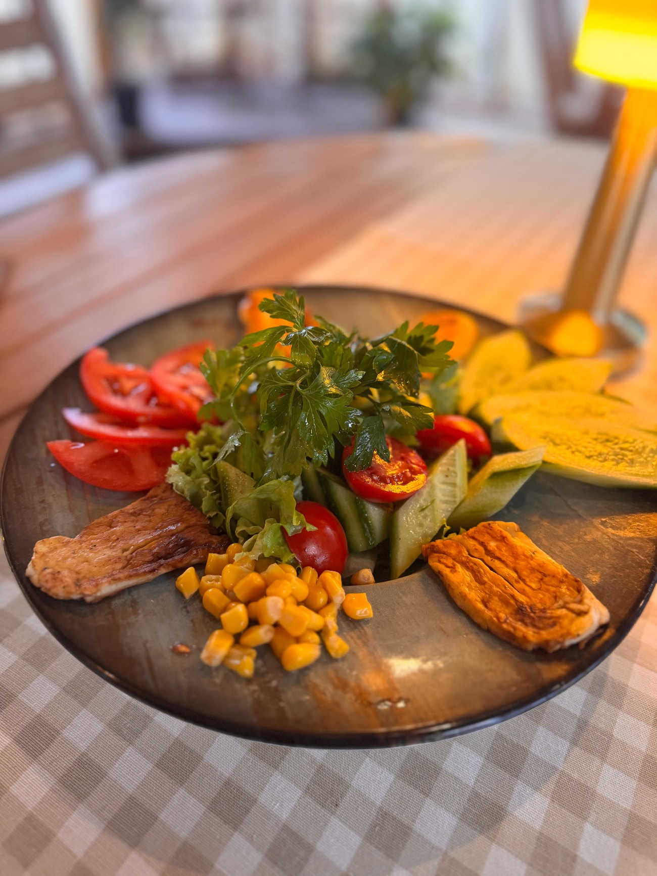 IZGARA HELLİM SALATA - DOMATES, SALATALK, MARUL, MISIR, MAYDANOZ VE IZGARA HELLİM PEYNİR.