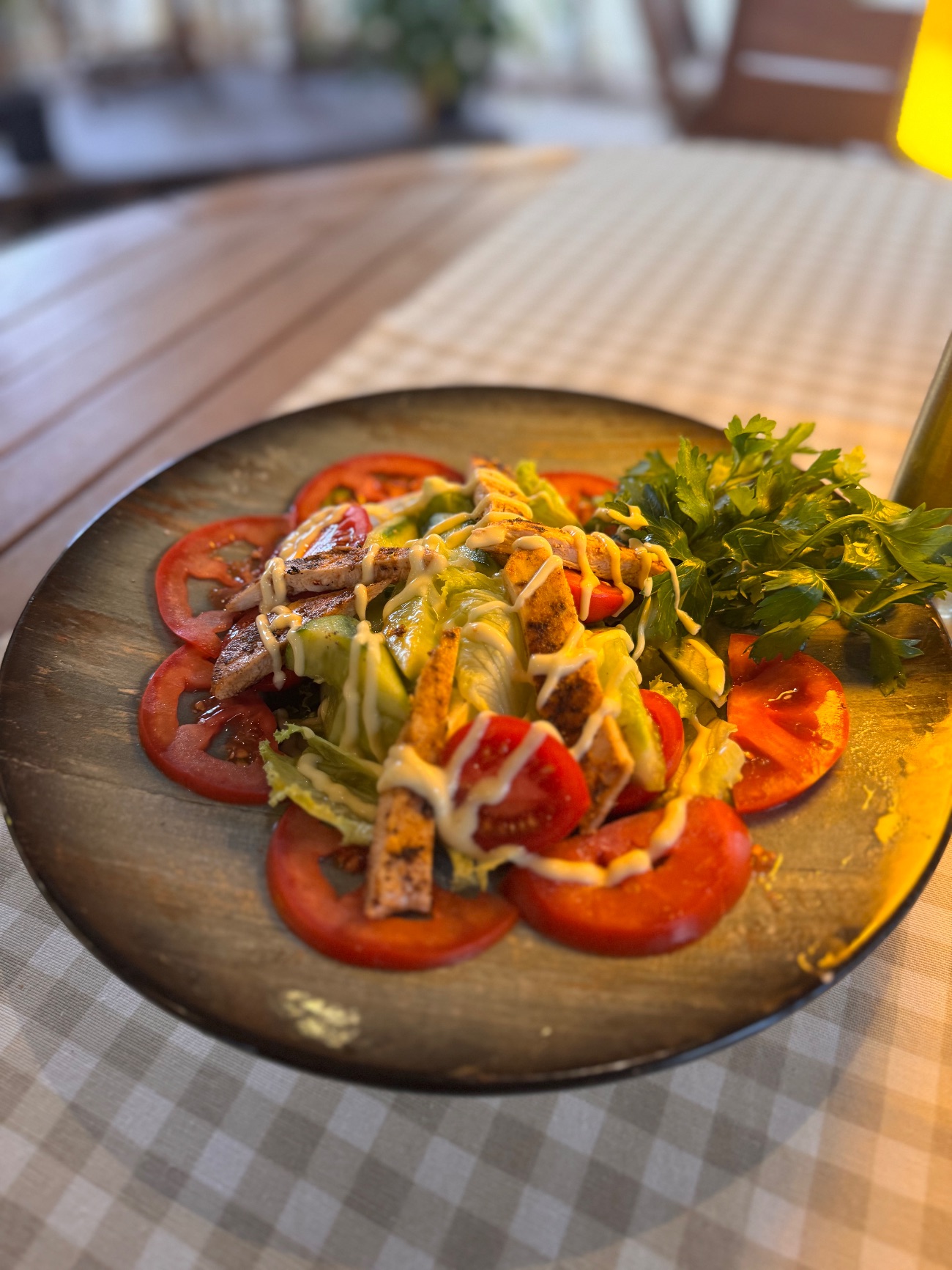 TAVUKLU SEZAR SALATA - DOMATES, SALATALIK, MARUL, MAYDANOZ, SEZAR SOS VE BONFİLE TAVUK.