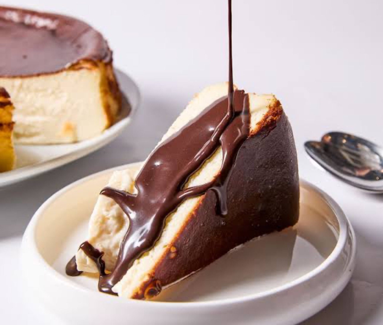 SAN SEBASTİAN CHEESECAKE - SAN SEBASTİAN ŞEHRİNDEN DÜNYAYA AÇILAN MÜTHİŞ BİR LEZZET ÇİKOLATA SOS LOTUS BİSKÜVİ İLE