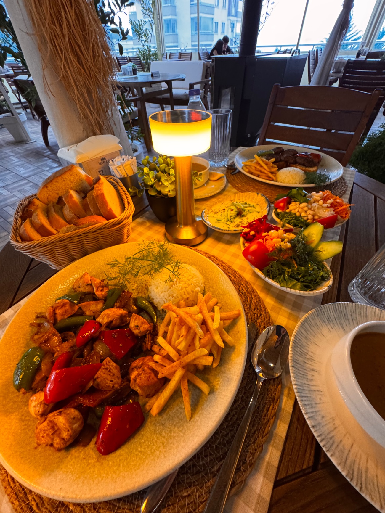 IZGARA KÖFTE MENÜ - Günün Çorbası, Izgara Köfte Tabağı (200gr. kasap köfte, pilav, patates cips, közlenmiş sebzeler), Piyazlı Mevsim Salata, Su ve Çay..