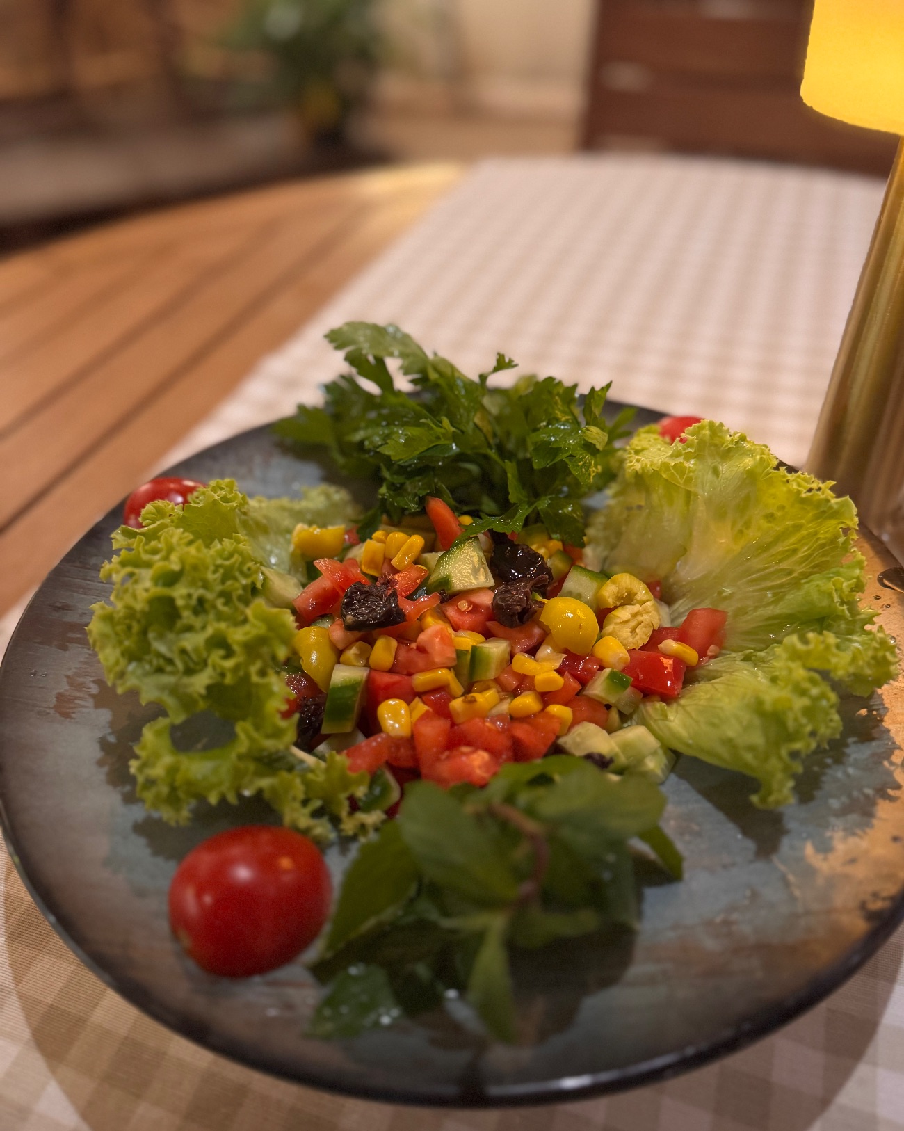 BAHÇE SALATA - DOMATES, SALATALK, MARUL, MISIR, MAYDANOZ, NANE, SİYAH VE YEŞİL ZEYTİN.