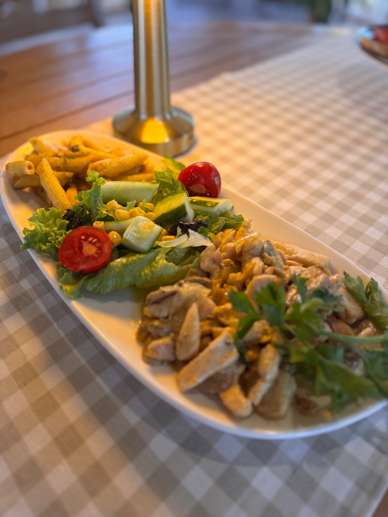 KÖRİ SOSLU TAVUK - GÖĞÜS ETİNDEN KREMALI MANTARLI KÖRİ SOSLU TAVUK, PENNE MAKARNA VE GARNİTÜR EŞLİĞİNDE.