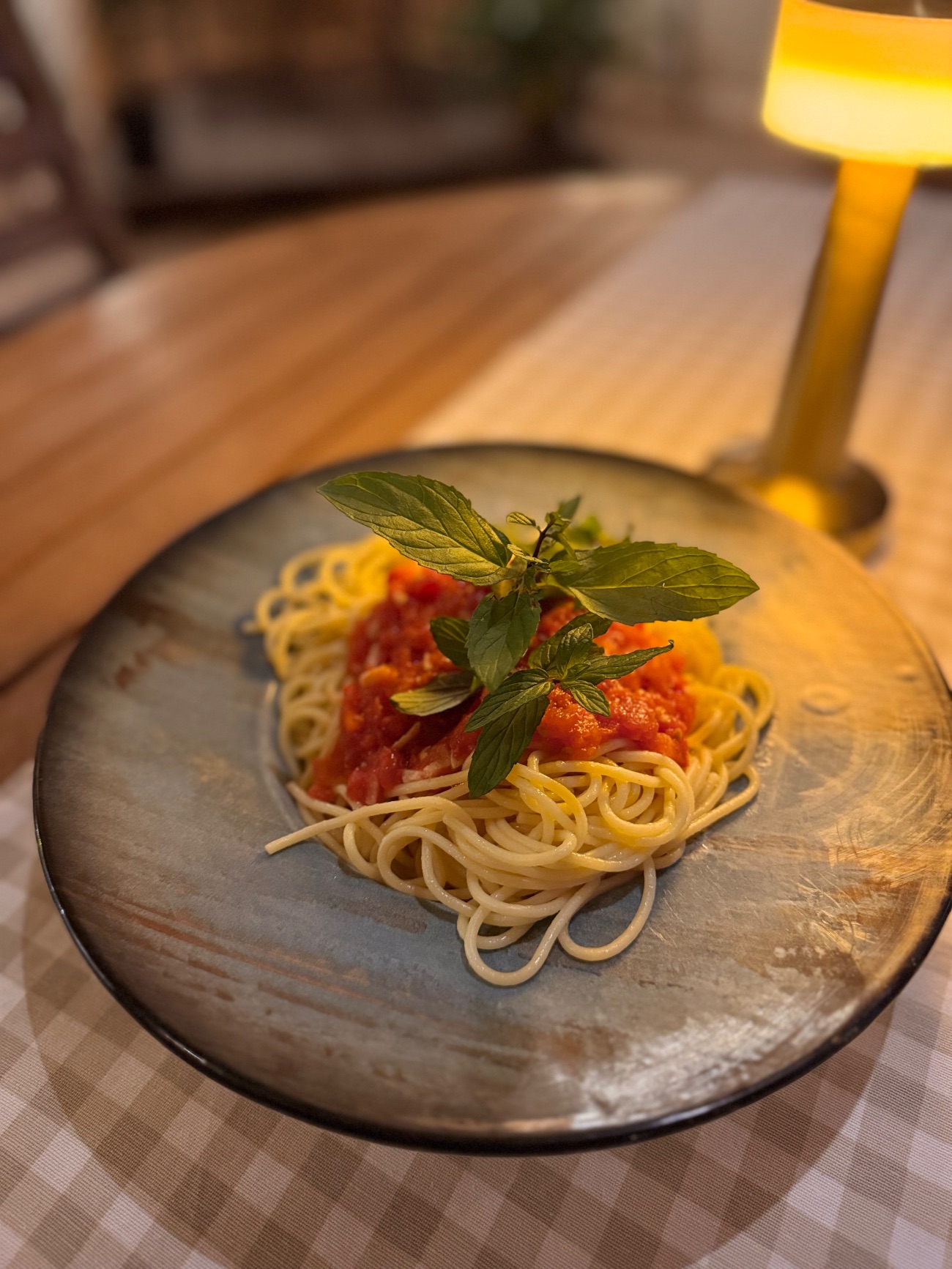 NAPOLİTEN SOSLU SPAGETTİ - NAPOLİTEN SOS EŞLİĞİNDE SPAGETTİ.