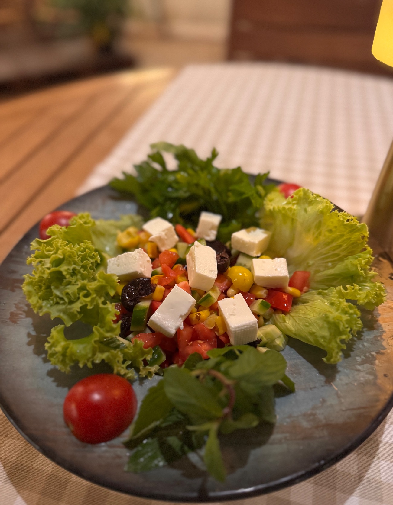 AKDENİZ SALATA - DOMATES, SALATALIK, MARUL, MISIR, MAYDANOZ, NANE, SİYAH ZETİN, YEŞİL ZEYTİN VE BEYAZ PEYNİR.