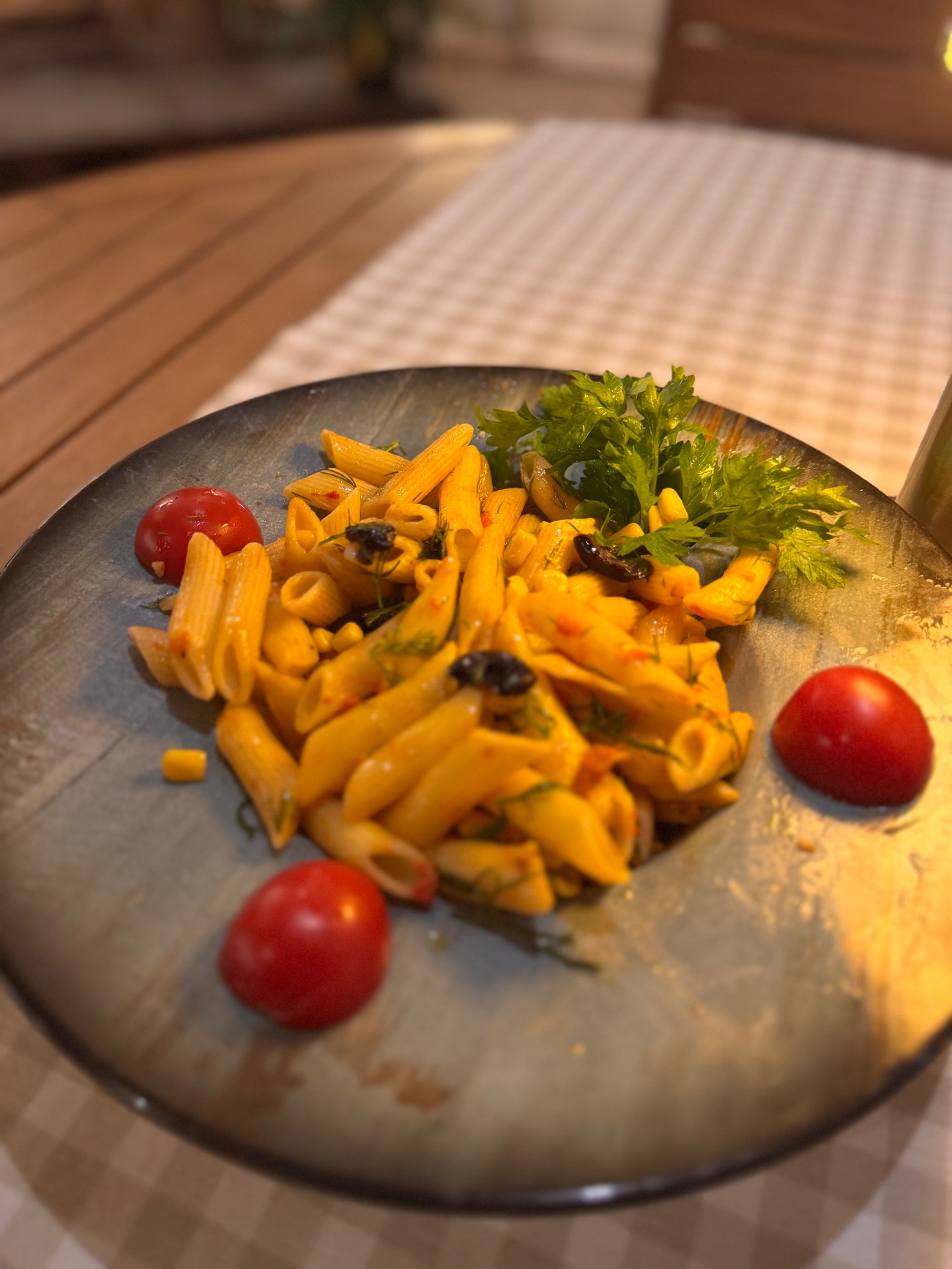 PENNE ARABİATA - ACI SOS, DOMATES SOS, MISIR, SİYAH ZEYTİN, DEREOTU EŞLİĞİNDE PENNE MAKARNA.