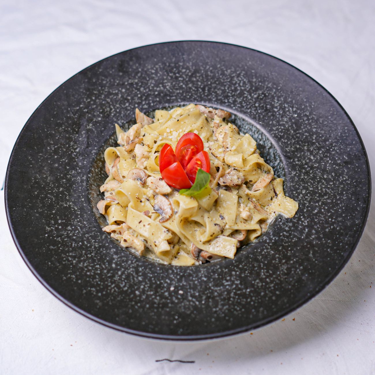 Fettucine Alfredo - Tavuk, Mantar, Pesto Sos ve Parmesan eşliğinde