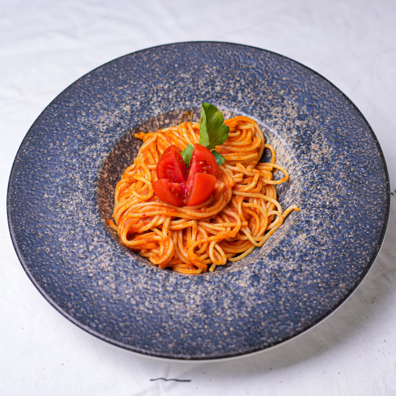 Spagetti Napoliten - Domates sosu ve parmesan eşliğinde