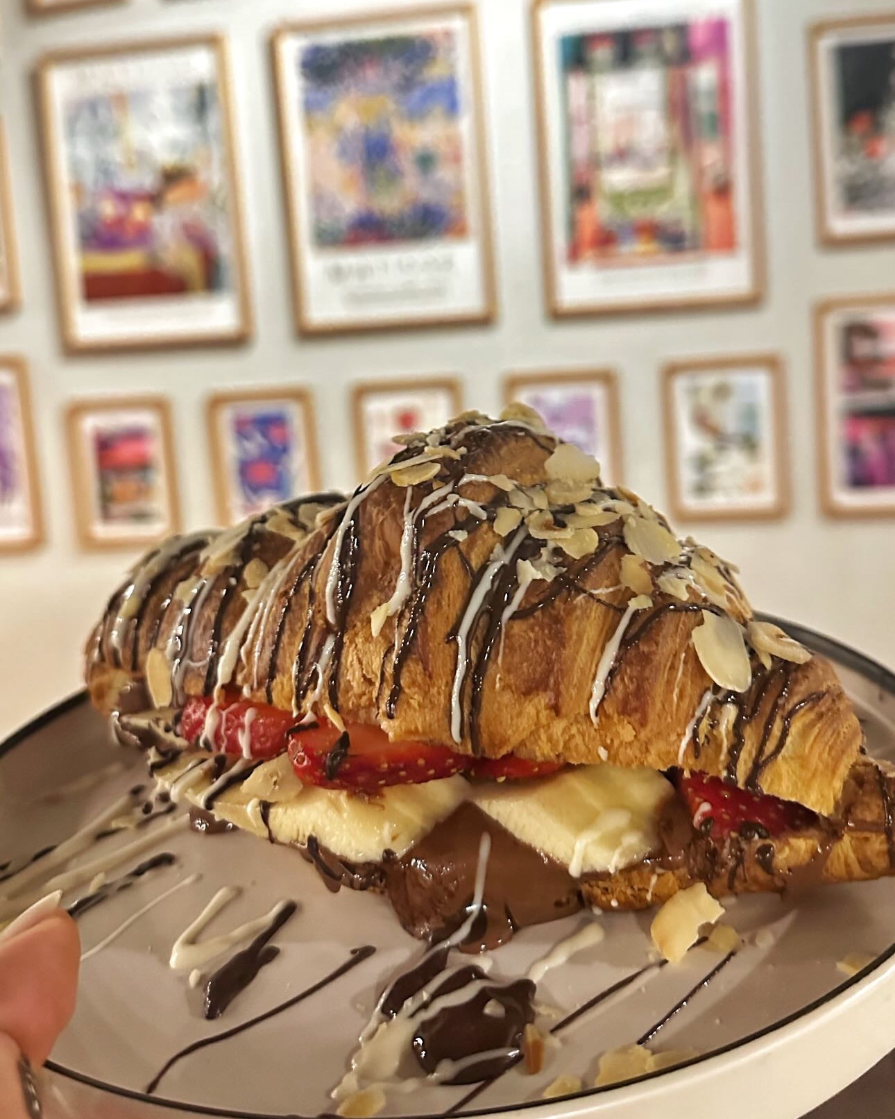 Çikolatalı Meyveli Kruvasan - Kruvasan yanında nutella, muz, çilek ve krep kırığı ile servis edilir.