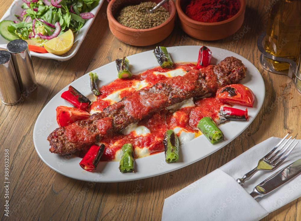 YOĞURTLU ADANA-URFA - Taze zırh kıymadan yapılmış Adana/Urfa Kebap, ev yapımı salça soslu yoğurt, bulgur pilavı, közlenmiş sivri biber, domates ve ikramlarımız eşliğinde servis edilir.