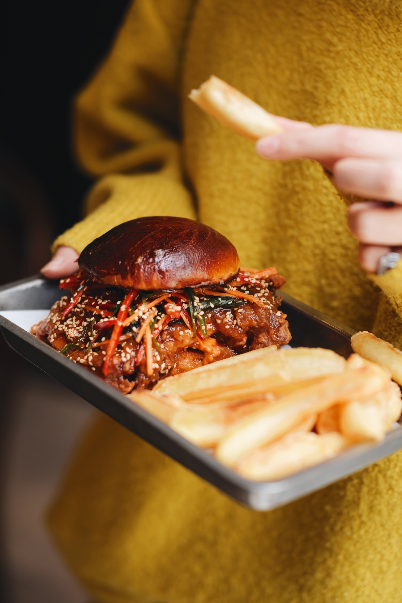 Louısıana Burger - burger ekmeği, 150 gr kızarmış tavuk but, kore mayonezi, tayland salatası, susam, sweet chili sos yanında kaşık patates ile