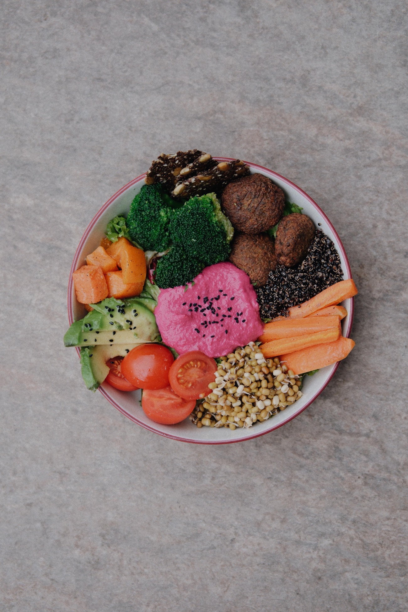 What a Bowl - pancarlı humus, çimlendirilmiş maş fasulyesi, fırın balkabağı, haşlanmış brokoli, siyah kinoa patlağı, fırınlanmış havuç, çeri domates, falafel, avokado, tahin sos