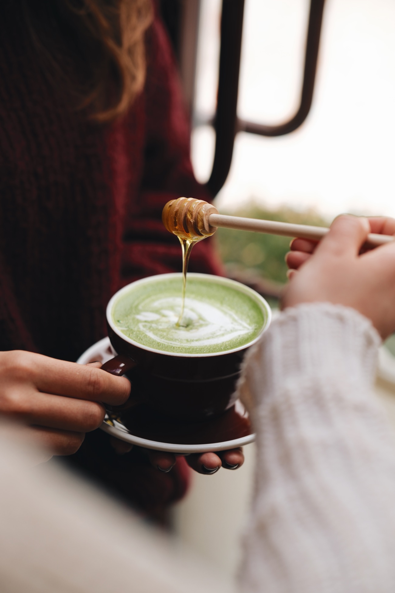 Honey Oat Matcha Latte - Japon matcha, bal ve yulaf sütü ile hazırlanır. Sıcak servis edilir.