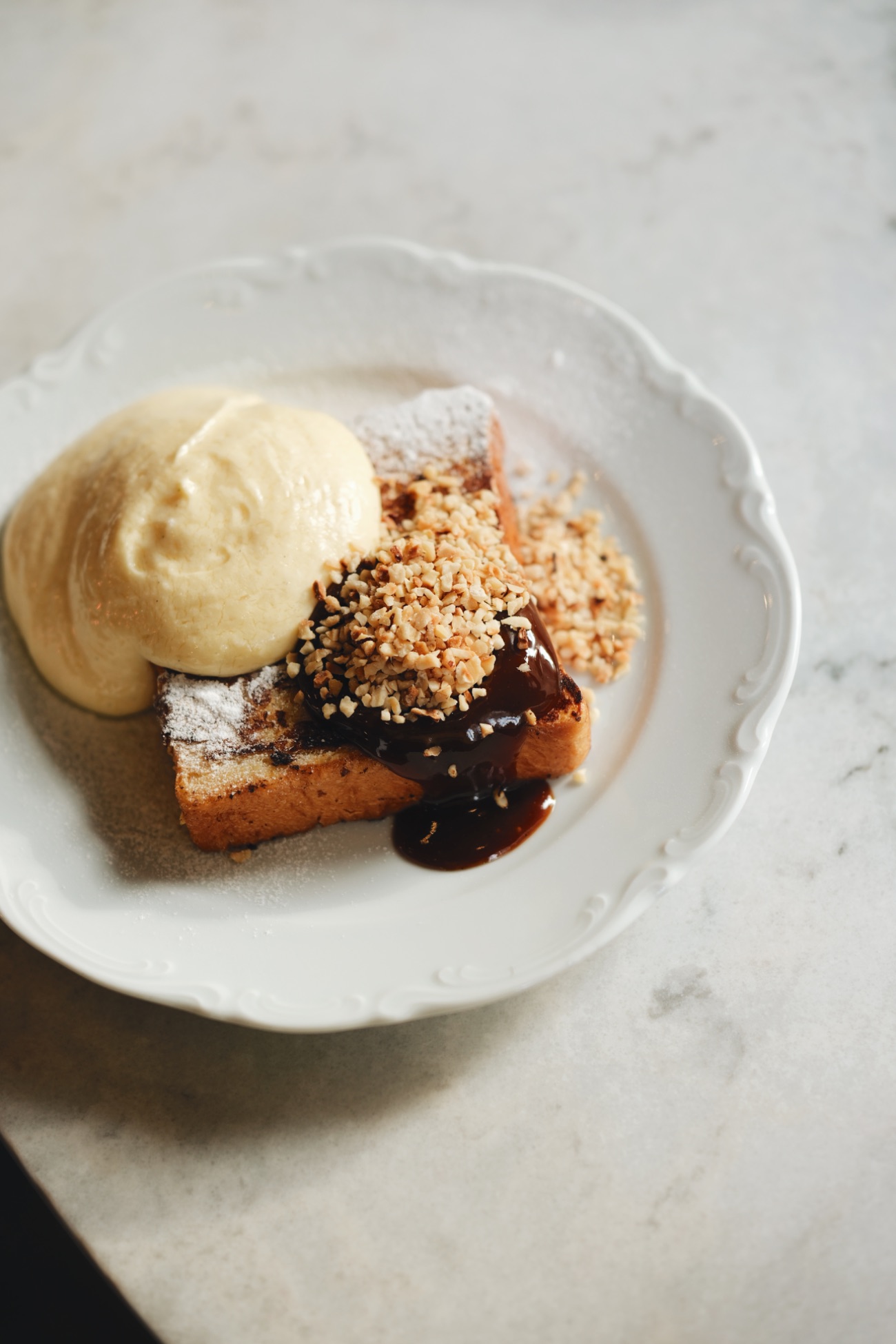 French Toast - brioche ekmek, pastacı kreması, butterscotch, kavrulmuş fındık, pudra şekeri