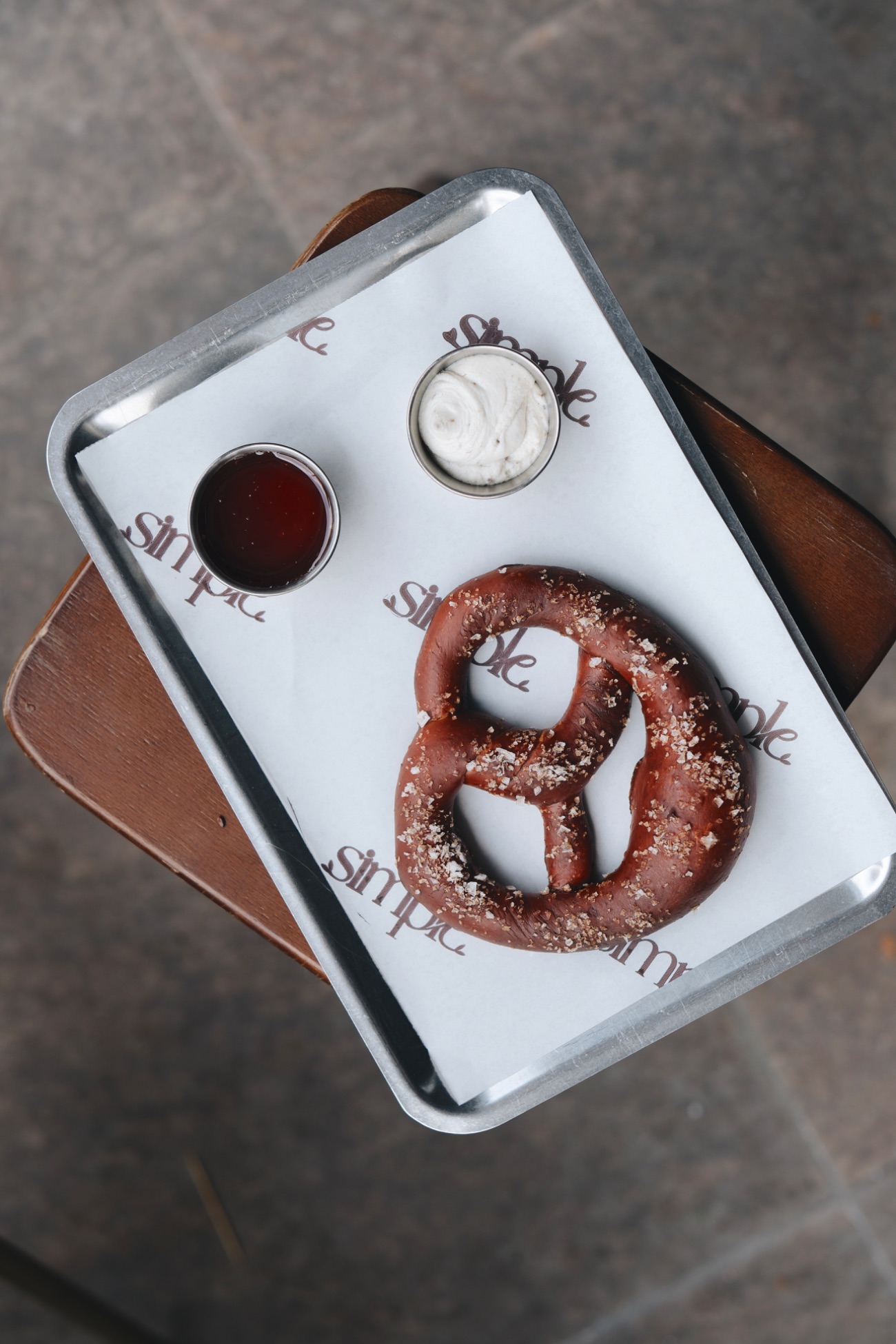 Pretzel Tabağı - pretzel, trüflü ricotta peynir kreması, acı bal