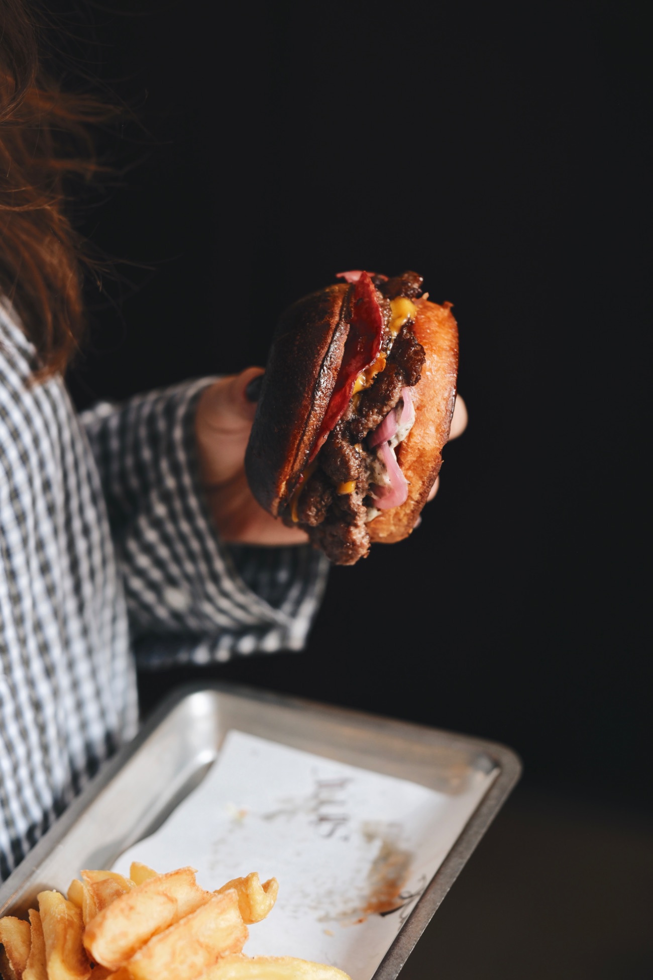 Truffle Burger - burger ekmeği, 120 gr smash köfte, burger peyniri, trüf mayonez, dana bacon, kırmızı soğan turşusu, acı bal yanında kaşık patates ile