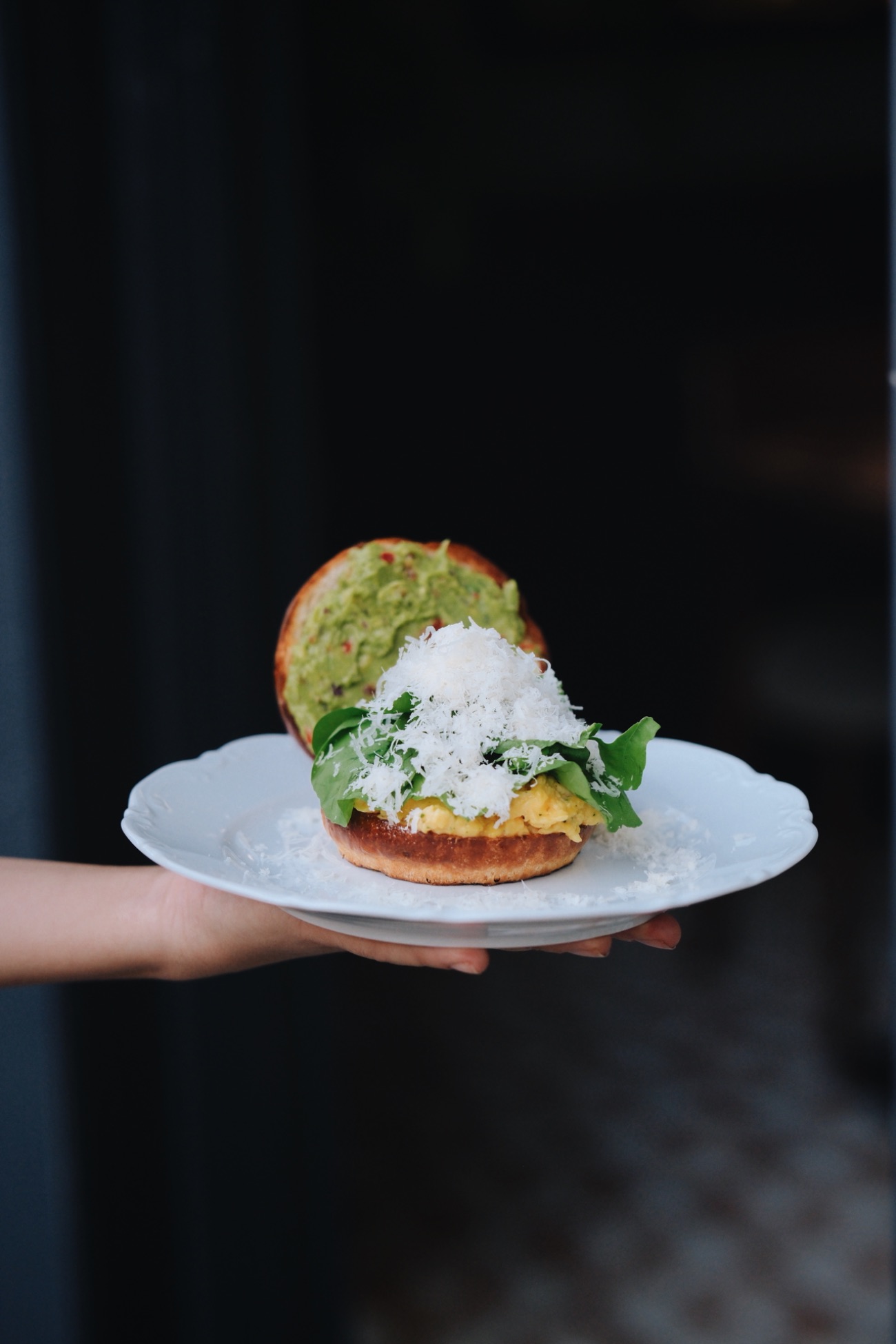 Mornıng Burger - burger ekmeği, pancar reçeli, çırpılmış yumurta, roka, parmesan, avokado kreması