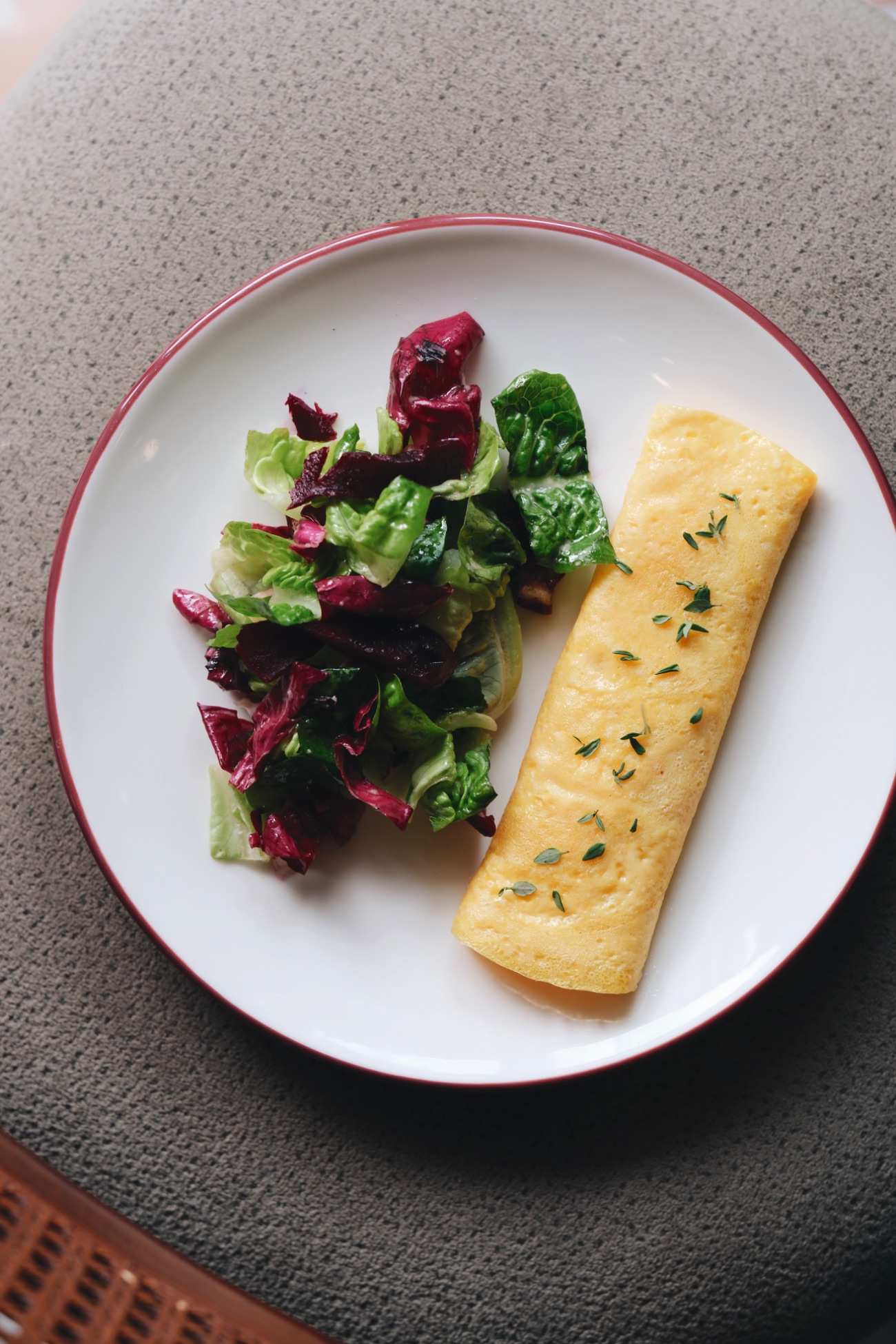 French Omelette - fransız omleti, trüflü ricotta peyniri kreması, zencefil vinegret ile tatlandırılmış mevsimsel yeşillik, ekşi maya ekmek