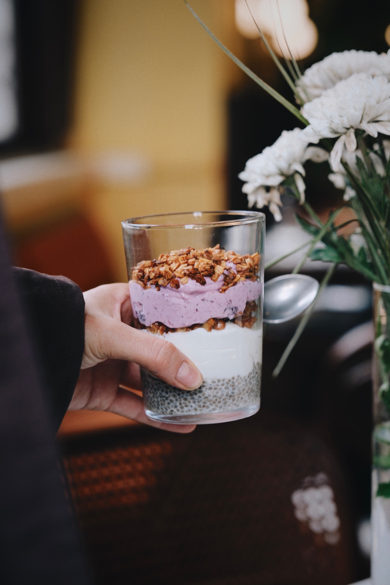 Chia Granola Bowl - chia puding, hurma suyu ile tatlandırılmış süzme yoğurt, ceviz krokan, yaban mersinli parfe, ev yapımı granola