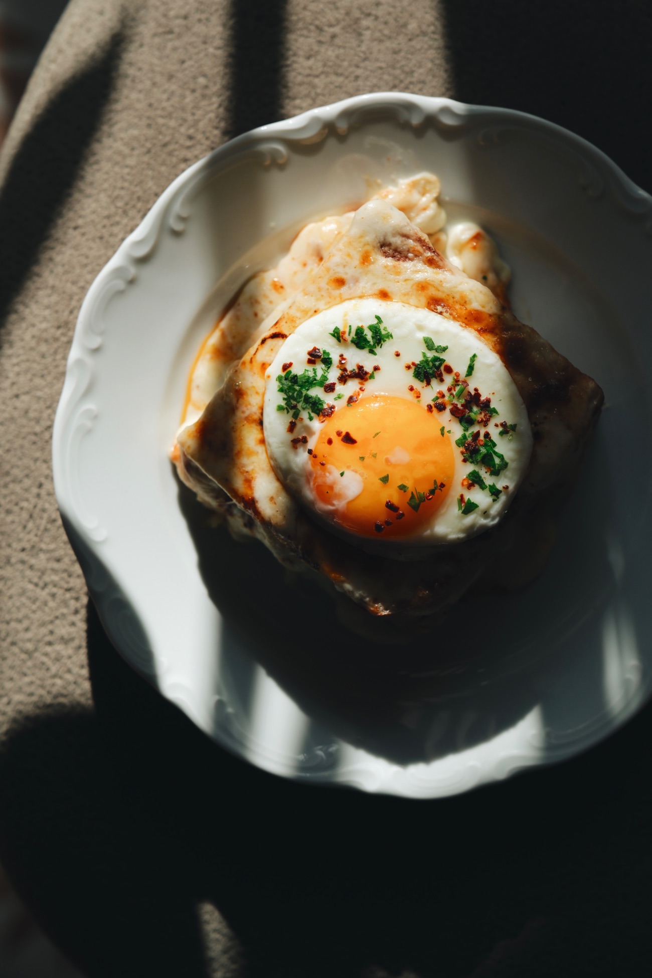 Croque Madame - brioche ekmek, mozzarella, sote ıspanak, dana bacon, beşamel sos, göz yumurta