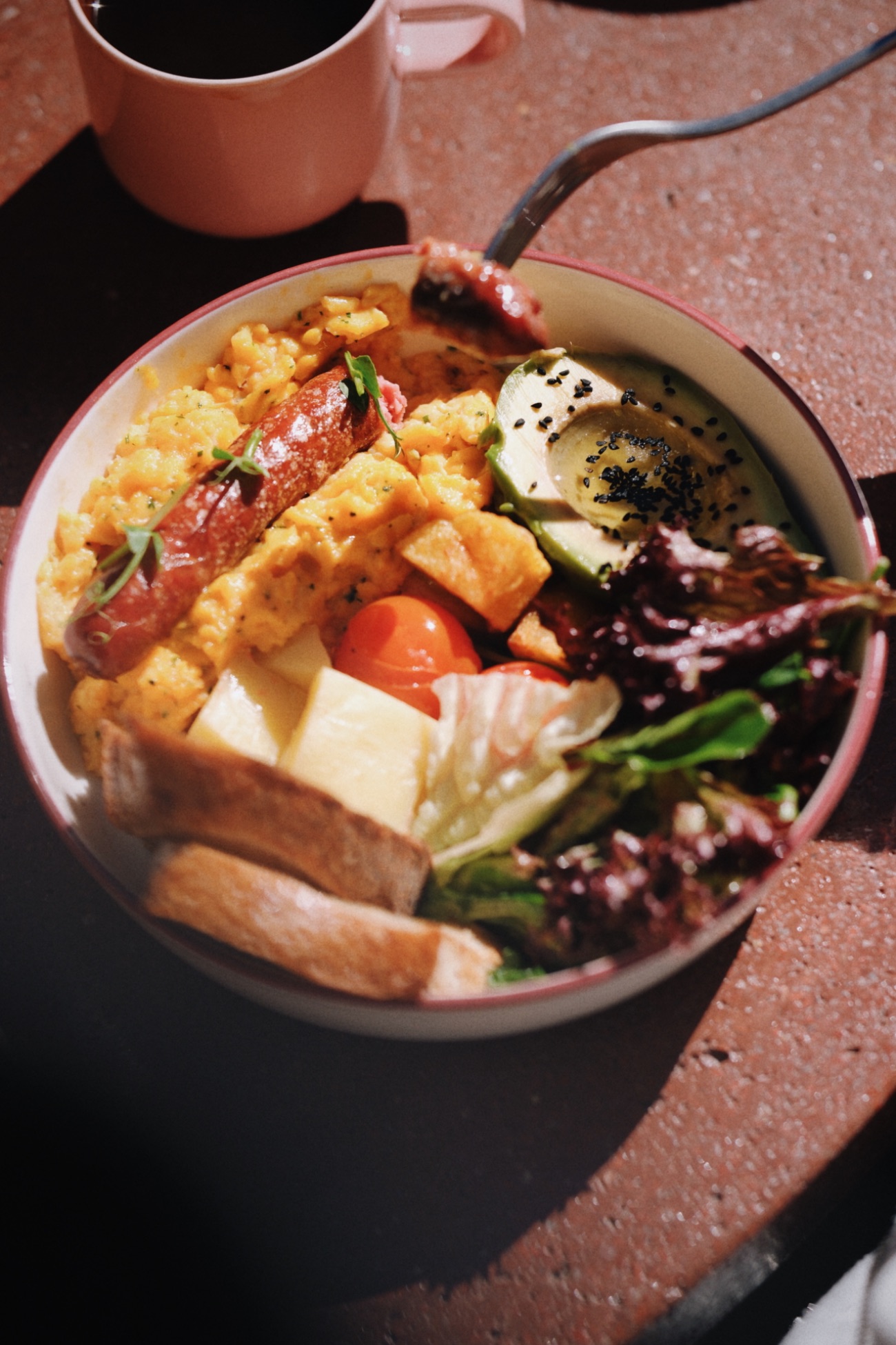 Breakfast Bowl - çırpılmış yumurta, frankfurter sosis, Kars kaşarı, patates, avokado, çeri domates, maskolin, ekşi maya ekmek