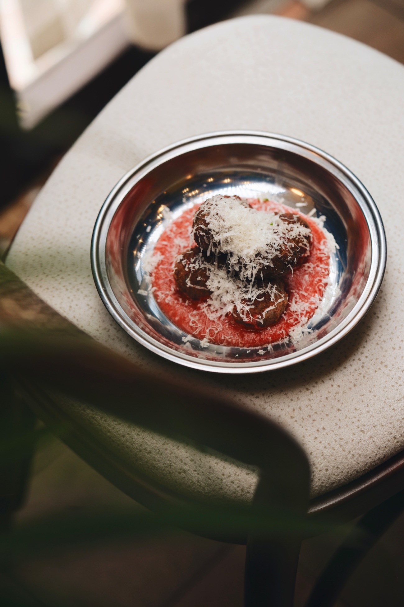 İtalyan Köfte - domates sos,  parmesanlı adaçayı italyan köfte, taze kekik, parmesan