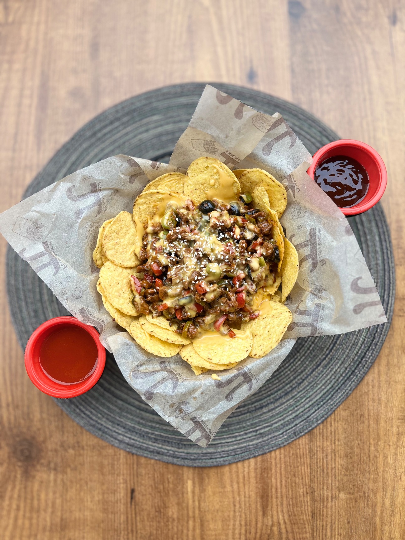 NACHO ETLİ - ET RENKLI BIBERLER DILIM ZEYTIN CHEEDAR PEYNİR