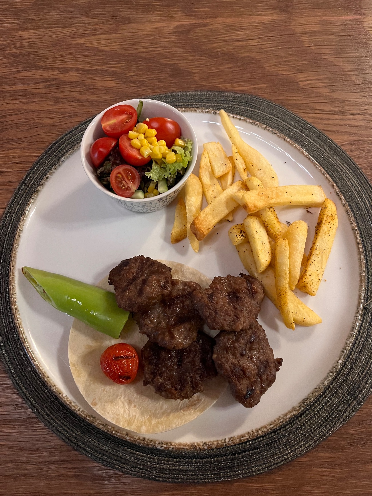 MEKSİKA SOSLU KÖFTE - (250GR) IZGARA KÖFTE PİYAZ CİPS EKMEK MANTAR ACI SOS