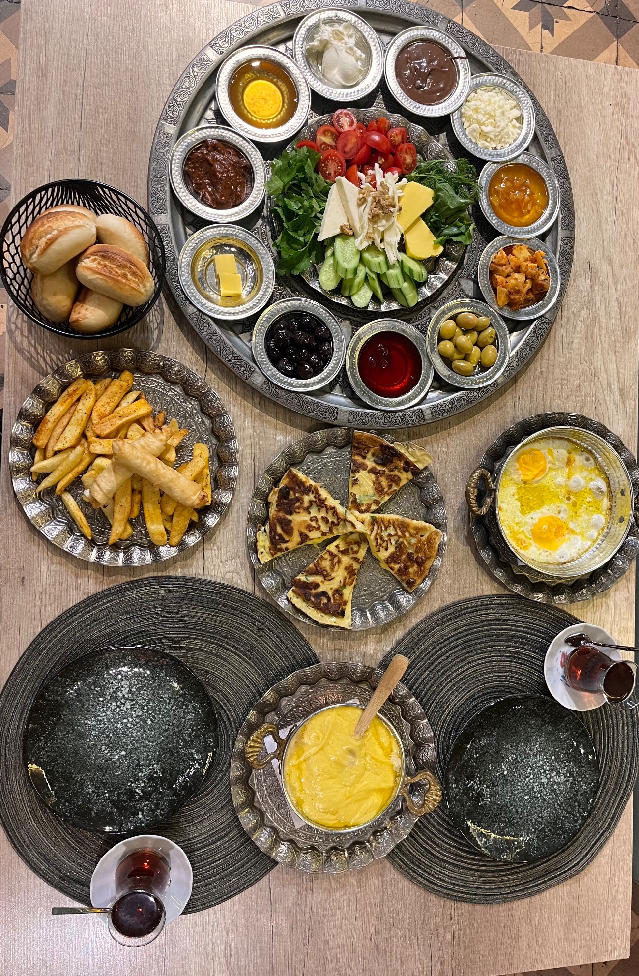 Pİ KARADENİZ SERPME KAHVALTI - Kahvaltı Enaz  İki Kişiliktir..İki Kişilik Fiyatı 1.200 TL Dir..

 Kuymak..Tercihe Göre..Sebzeli Omlet..Göz Yumurta..Sade Omlet…Kaygana..Patates Kavurması..Sigara Böreği..Patates Kızartması..Üç Çeşitli Peynir Tabağı..İki Çeşit Reçel..İki Çeşit Zeytin..Bal..Kaymak..Acuka..Mevsim Yeşillikleri..
Kahvaltı Sürecinde Sınırsız Çay 
Extra Kişi Başı 200 TL EKLENİR