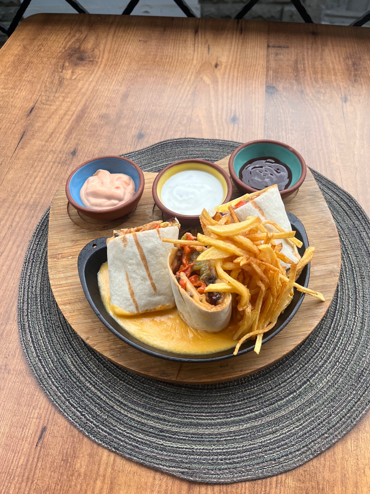 BURİTOS TAVUK - TAVUK RENKLI BIBERLER MEKSIKA FASULYESI ACI SOS CHEEDAR PEYNIRI