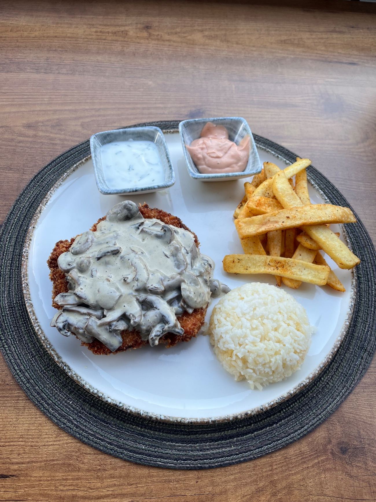 MANTAR SOSLU SCHNITZEL - ÖZEL EL YAPIMI PANELENMİŞ TAVUK (GÖĞÜS) MANTAR SOS  CİPS PİLAV