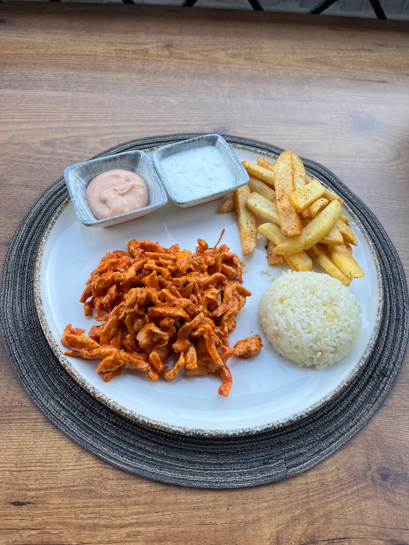 LOUSIANA - TAVUK ACI SOS KREMA PILAV CIPS VE SOSLAR