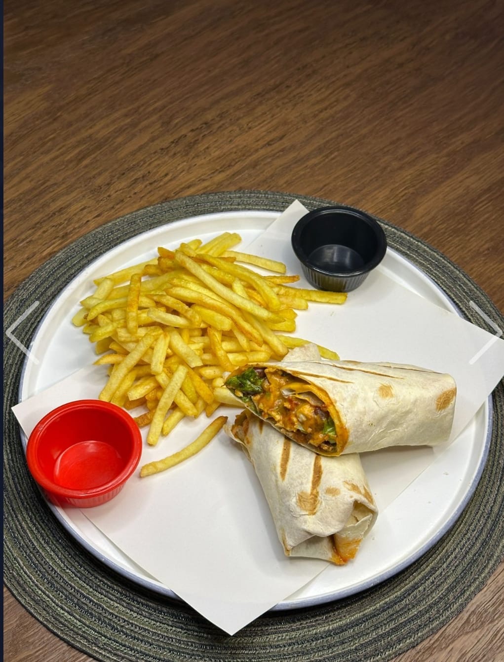 TAVUKLU WRAP - (200gr) JÜLYEN TAVUK RENKLİ BİBERLER MANTAR  CİPS KAŞAR BURGER SOS MARUL