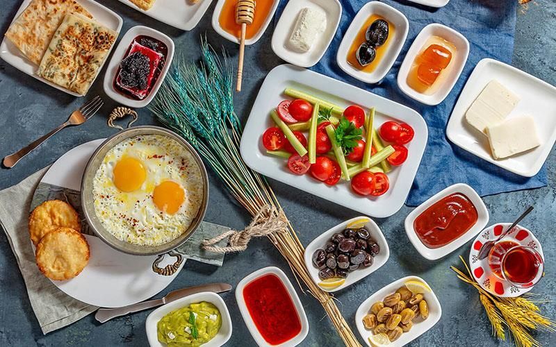Kahvaltı Tabağı - Beyaz Peynir,Kaşar Peynir,Burgu Peynir,Reçel,Çikolata,Tereyağı,Bal,Sigara Böreği,Patates,Kızartması,Domates,Zeytin, Salatalık, Haşlanmış Yumurta ve 1 Adet Çay