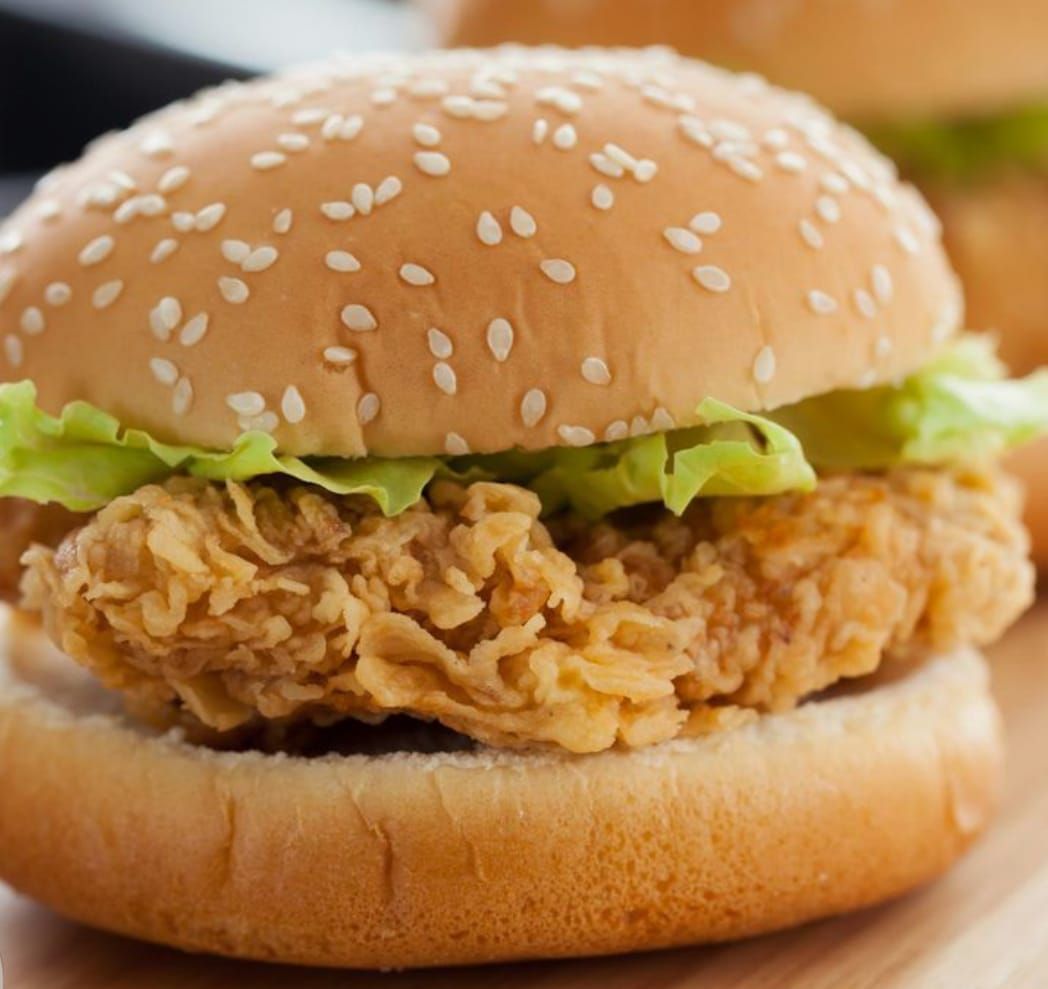 Tavuk Burger+Patates Kızartması - Schnitzel Tavuk köfte, Domates, Marul, Turşu, Özel sos, Ketçap, Mayonez, Patates Kızartması