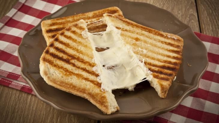 Kaşarlı Tost - Domates,Salatalık,Cips,