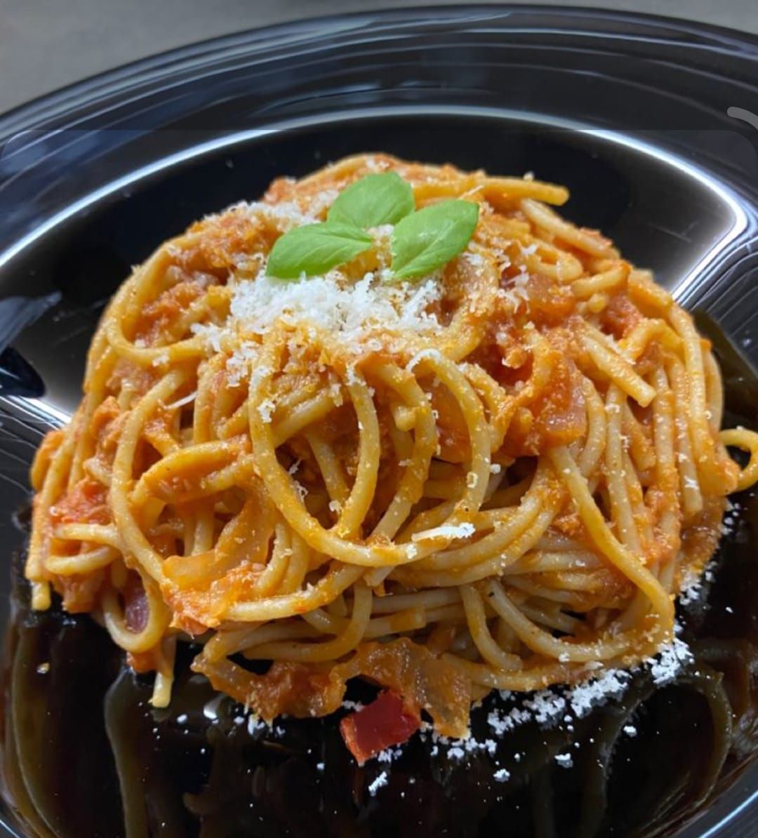 Spagetti Bolonez - Bolonez sosla spagettinin buluşması, tadına doyum olmaz bir lezzet olan, tabaklarımıza şölen getiren. Karşınızda: Bolonez soslu spagettimiz