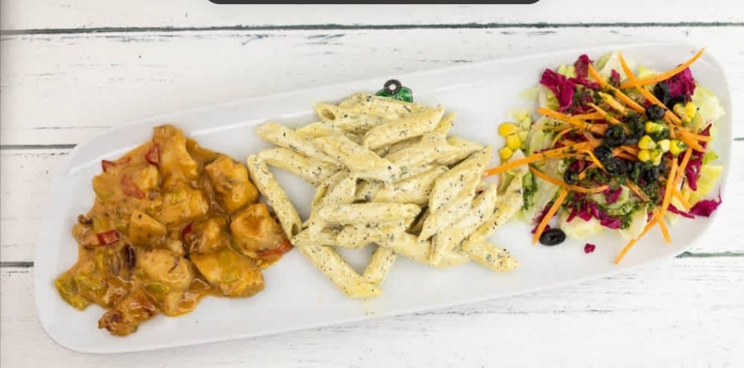 Barbekü Soslu Tavuk - Barbeküden vazgeçemeyenler için! Barbekünün tadına doya doya varacağınız eşsiz bir lezzet! Barbekü sosunu tavuk ile bir araya getirerek ortaya çıkan nefis lezzetin yanına çıtır çıtır patates kızartması makarna ve salata ile birlikte servis ediyoruz.