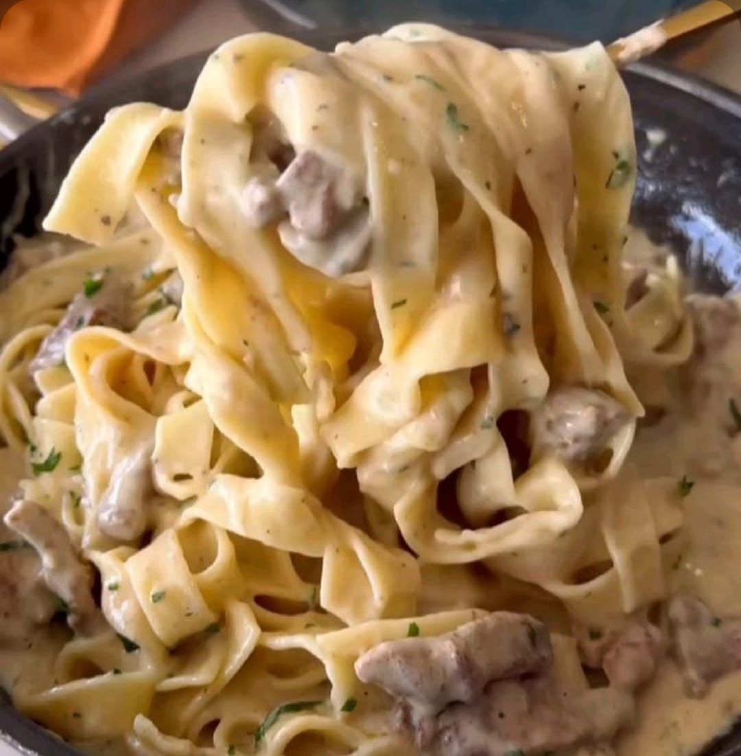 Fettucini Alfredo - tereyağı ve peynir ile karıştırılmış fettuccine'den oluşan nefis makarna yemeğimiz