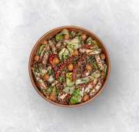 سلطة الكينوا مع الدجاج المشوي