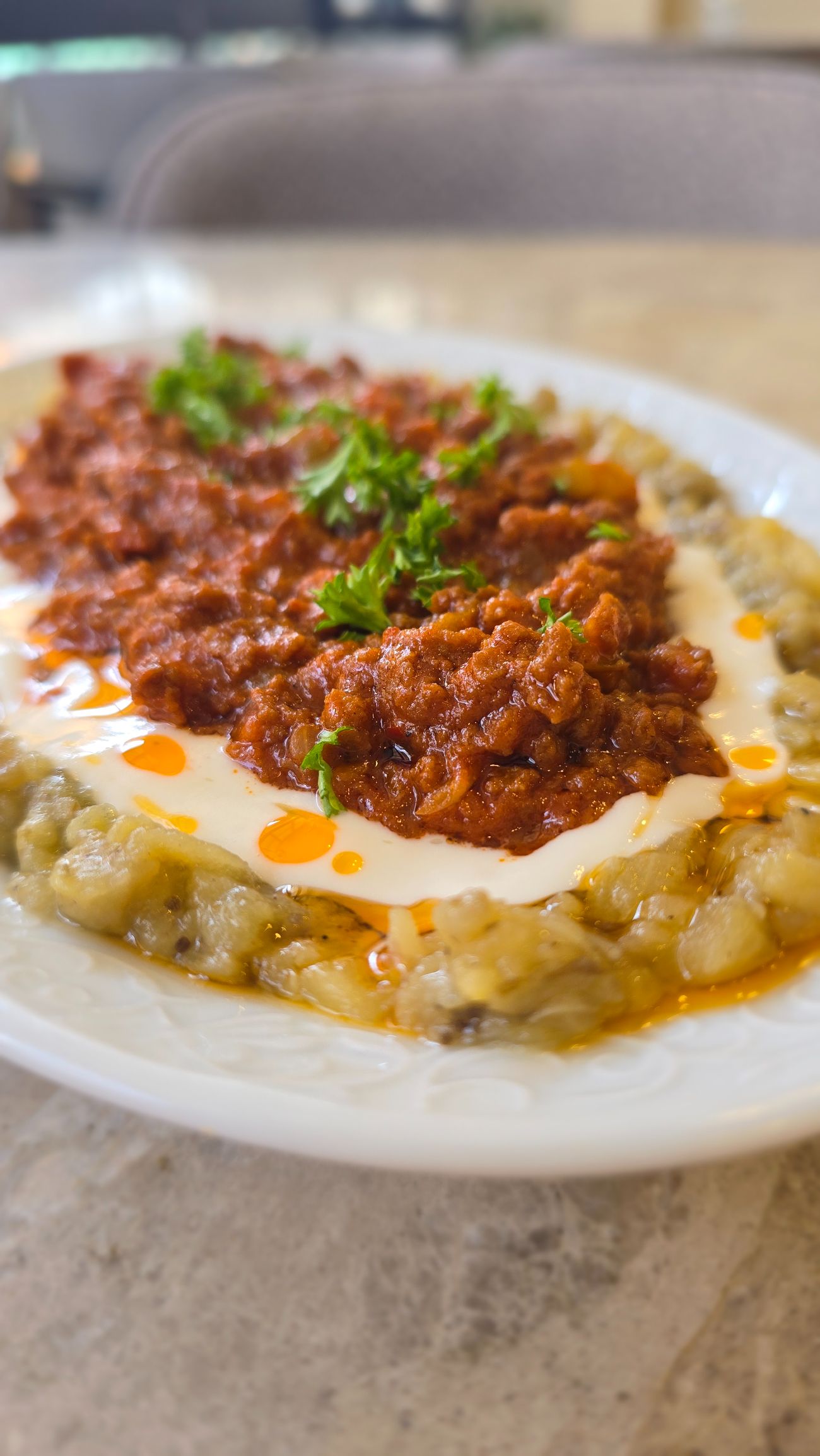 Alinazik Kebabı - Közlenmiş patlıcan  üstüne sarımsaklı badem yoğurdu ve soya kıymalı harc