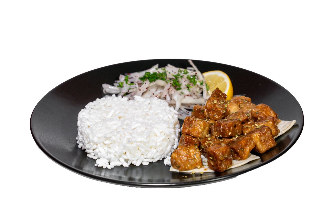 Edirne Tava - Geleneksel usulde soslanmış tempeh. Pilav ve soğan salatası ile servis edilmektedir.