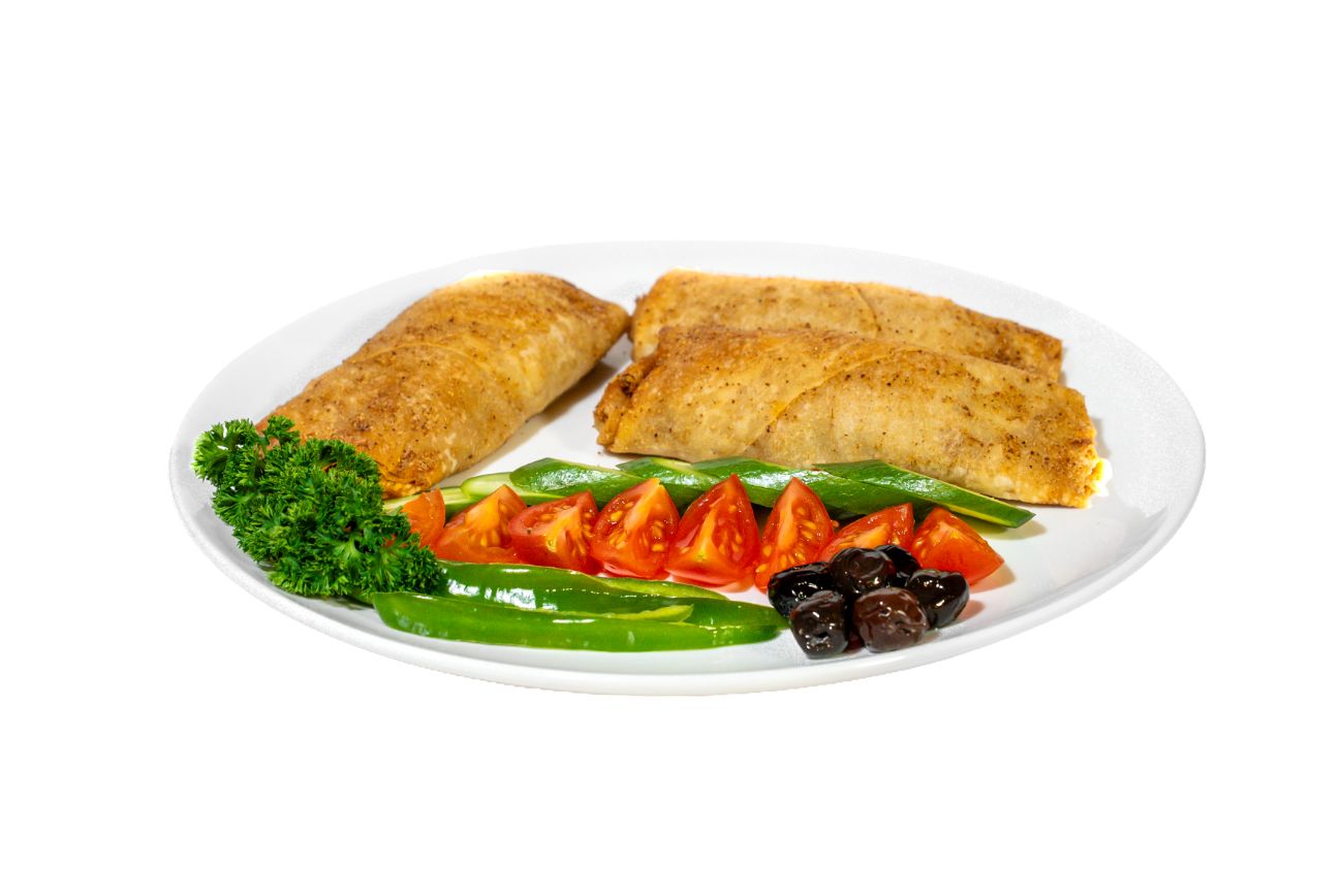 Afyon Kahvaltı Tabağı - Üç adet mercimekli bükme, yanında söğüş ve çay ile servis edilir.