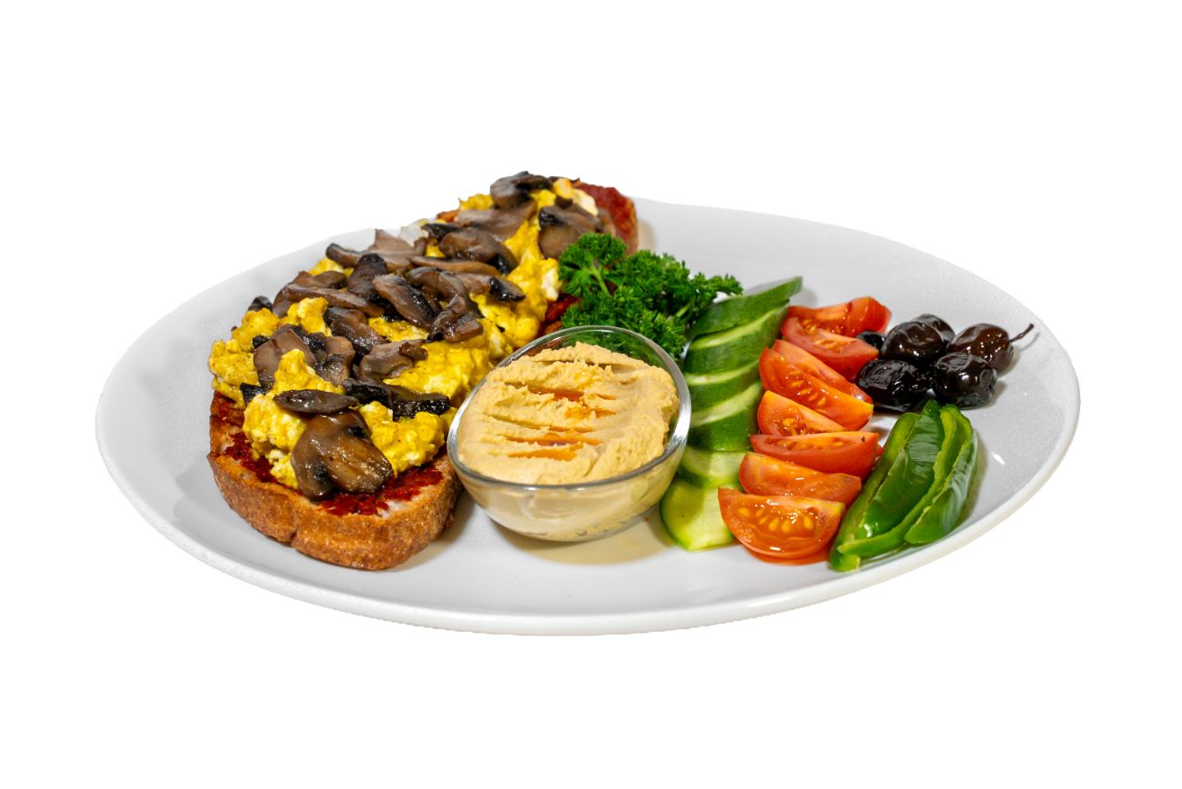 Ekmek Üstü Kahvaltı Tabağı No:1 - Bir dilim kızarmış ekşi maya ekmek üzerine acuka, scrambled tofu, tercihe göre mantar, sucuk ya da sosis. Yanında söğüş, humus ve bir bardak çay ile servis edilir.