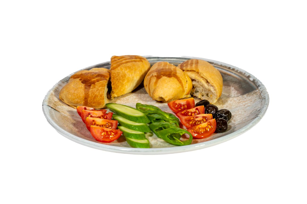 Karaköy Kahvaltı Tabağı - İki adet peynirli Karaköy poğaçası, yanında söğüş ve çay ile servis edilir.