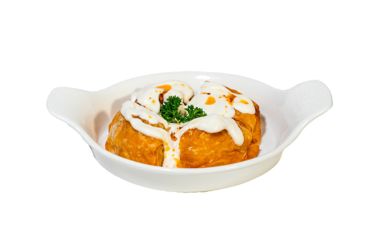 Patatesli Yoğurtlu Börek - Patatesli gül böreği üzerine badem yoğurdu ve baharatlı yağ.