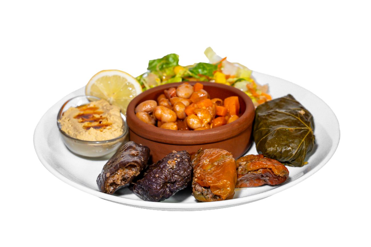 Karışık Zeytinyağlı Tabağı - Biber - patlıcan dolması, sarma ve fasulye ile hazırlanan karışık bir tabak. Humus ve meze ile servis edilir. Mevsime göre barbunya pilaki, taze fasulye ya da portakallı kereviz ile servis edilir.