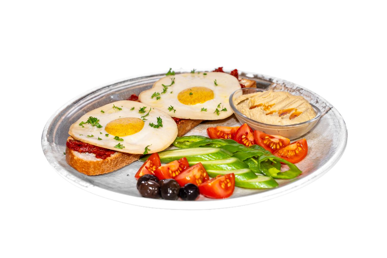 Ekmek Üstü Kahvaltı Tabağı No:2 - Bir dilim kızarmış ekşi maya ekmek üzerine acuka ve 2 adet göz tofu. Yanında söğüş, humus ve bir bardak çay ile servis edilir.