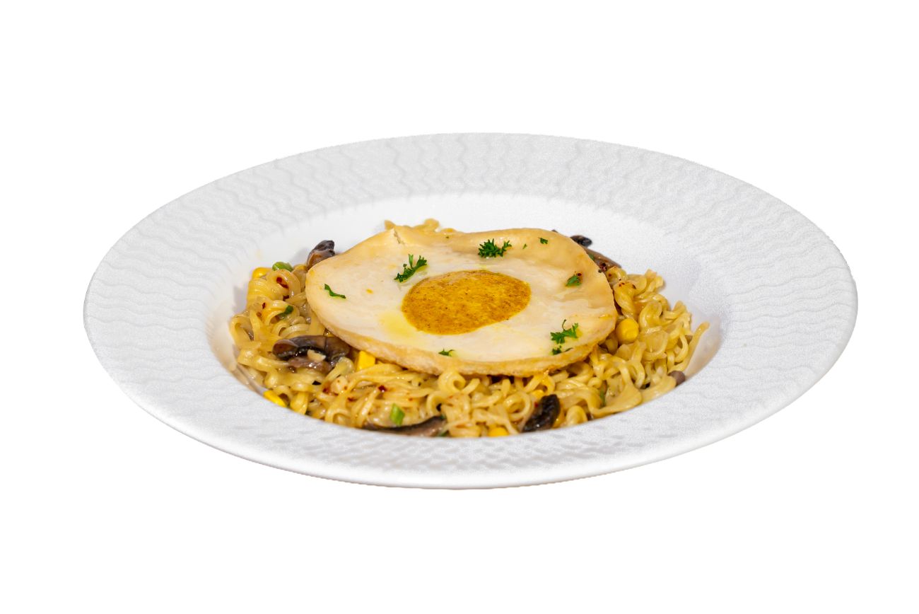 Noodle - Soya ve fıstık ezmesi sosunda pişirilmiş mantarlı, mısırlı noodle. Üzerinde 1 adet göz tofu ile servis edilmektedir